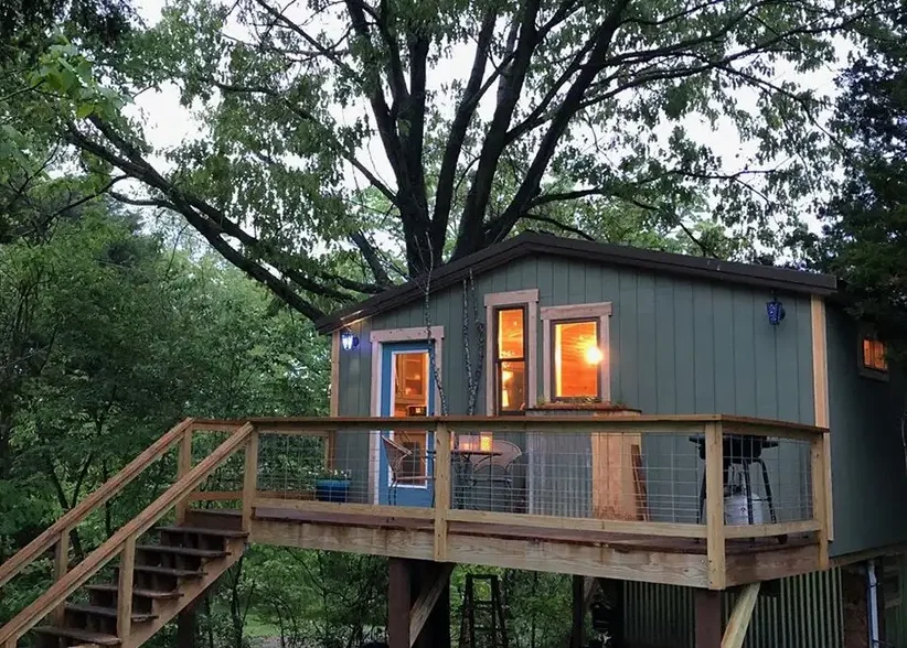 Red Roof Retreats - Jaybird Treehouse Cabin, exterior view - Lake of Egypt - Goreville, IL