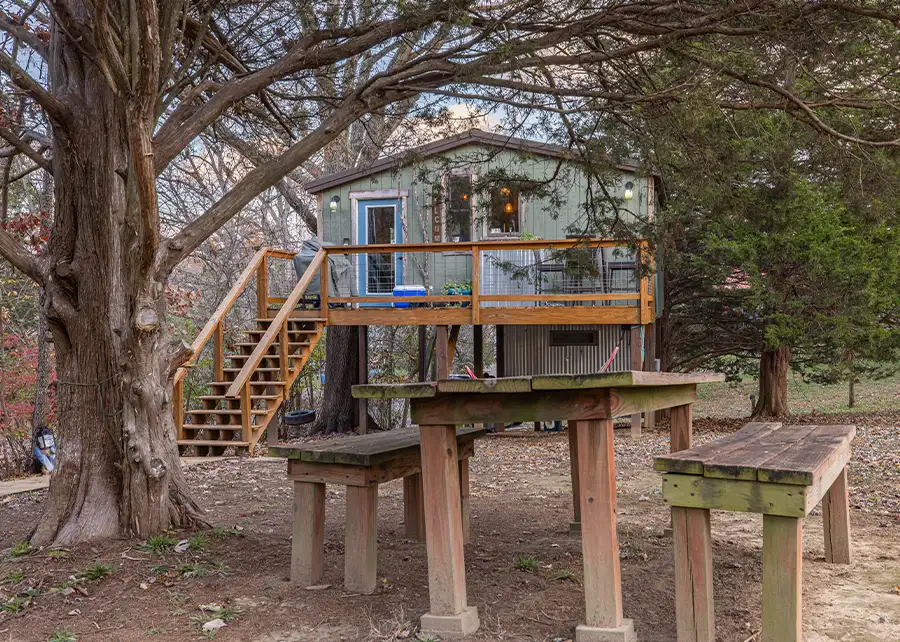 Red Roof Retreats - Jaybird Treehouse Cabin, exterior view - Lake of Egypt - Goreville, IL