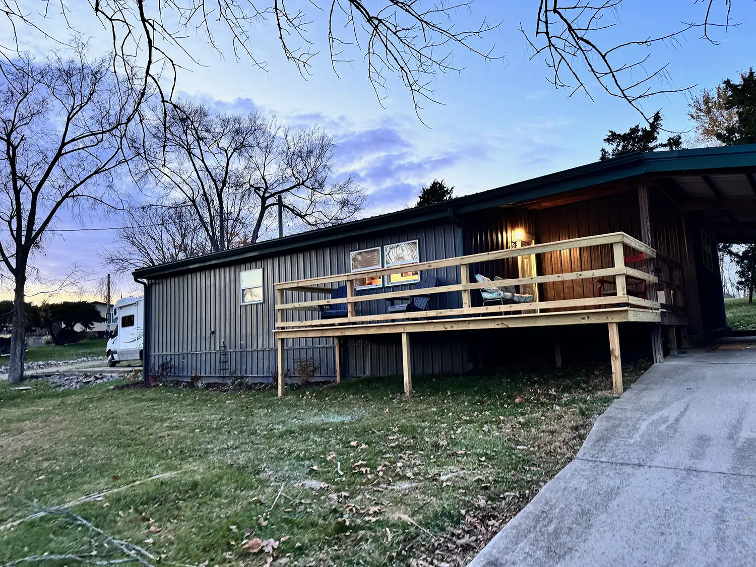 Red Roof Retreats -The Sassy Doe cabin, exterior - front porch - Lake of Egypt - Goreville, IL