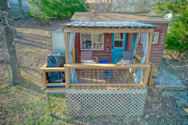 red-roof-retreats-little-moon-tiny-cabin-goreville-il-2025-13