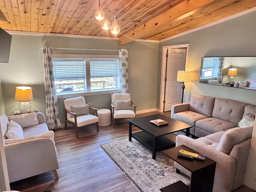 Red Roof Retreats - The Bloom Retreat cabin, interior view - Lake of Egypt - Goreville, IL