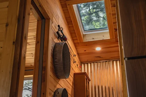 red-roof-retreats-jaybird-treehouse-cabin-goreville-il-41