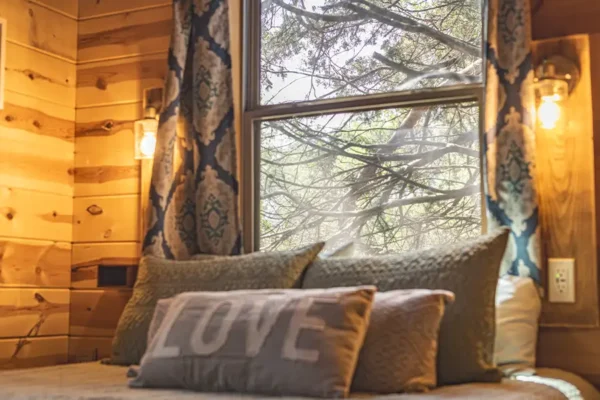 red-roof-retreats-jaybird-treehouse-cabin-goreville-il-42
